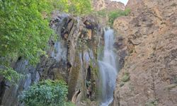 Hakkari'deki Ava Ore Şelalesi mest ediyor