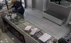 İnternetten araştırma yapıp silahla kuyumcuyu soyan zanlının görüntüleri ortaya çıktı