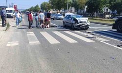 Işıklı kavşakta 2 otomobil çarpıştı: 1 yaralı