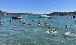 İstanbul'da sıcak hava bunalttı: Vatandaşlar kendini boğazın serin sularına bıraktı