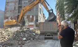 Kağıthane'de kontrolsüz yıkım: Molozlar çevredeki binalara hasar verdi