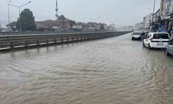 Kavak'ta sağanak yağış etkili oldu: Yollar göle döndü