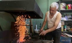 Kavuran sıcaklarda, 60 derecelik atölyede üretimden vazgeçmiyor