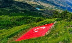 Kelkit Vadisi'nin simgesi dev Türk bayrağı yenilendi