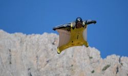 Kemaliye'de wingsuit sporcularından nefes kesen atlayışlar