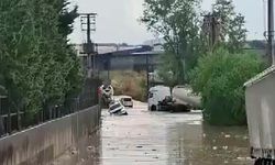 Kocaeli'yi sağanak vurdu: Araçlar mahsur kaldı