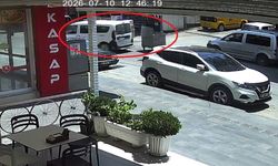 Kontrolden çıkan çöp konteyneri caddeye dalıp araca çarptı: O anlar kamerada