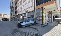 Kontrolden çıkan otomobil araçlara ve iş yerine zarar verdi