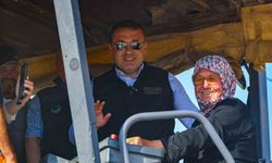 Köyünün sıcak asfaltını 73 yaşındaki Emine teyze döktü