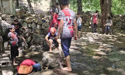 Medrese öğrencileri köy çeşmesi ve piknik alanını kendi imkanlarıyla temizledi