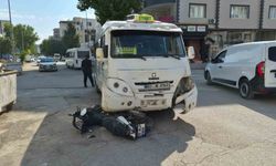 Motosiklet ile şehir içi minibüs çarpıştı: 1 yaralı