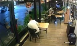 Motosiklet lokantada oturan müşteriye çarptı