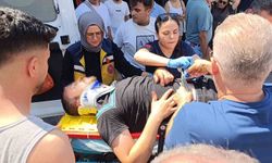 Otomobil ile çarpışan motosikletli metrelerce havaya savruldu