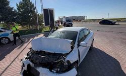 Otomobil kamyona arkadan çarptı: Aynı aileden 5 kişi yaralandı
