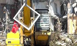 Pendik'te yıkım sırasında dikkat çeken hassasiyet: Kepçe operatörü Türk Bayrağı için çalışmayı durdurdu