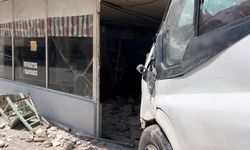 Pikapla çarpışan minibüs kıraathaneye daldı: 1 ölü, 3 yaralı