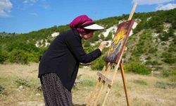 Resim tutkusu engel tanımadı: Saçından fırça, kömürden boya yaptı