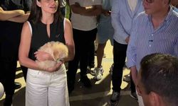 Şarkıcı Elif Buse Doğan'ın darbukalı, ıslıklı mini konseri vatandaşların beğenisi topladı