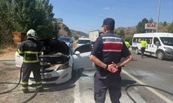Seyir halindeki otomobil bir anda alev aldı