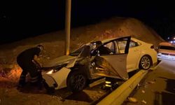 Siirt'te bariyere çarpan otomobil alev aldı: 1 yaralı