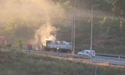 Sultangazi'de malzeme yüklü kamyon alev alev yandı