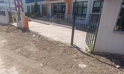 Tapu personeliyle tartışan belediye başkanı, kurumun önünü kazdırdı