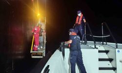 Ticari gemide rahatsızlanan vatandaşa Sahil Güvenlikten tıbbi tahliye