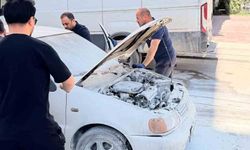 Van'da seyir halindeki otomobilin motoru yandı