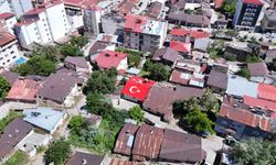 Vatan sevgisini evinin çatısına işledi