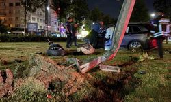 Virajı alamayan SUV araç aydınlatma direğini yerinden söktü: 1 yaralı