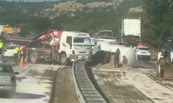 Yakıt tankeri devrildi, kara yolunda ulaşım aksadı