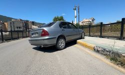 Yayaya çarpan sürücü otomobilini bırakıp kaçtı