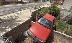 Yola dökülen zeytinyağı nedeniyle kontrolden çıkan araç bahçeye uçtu