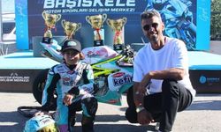 Zayn Sofuoğlu'na kupasını babası verdi