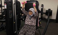 82 yaşındaki kadın, sporla bastonunu attı