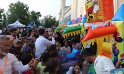 Adana'da cami avlusu çocuklarla renklendi