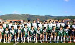 Akdağmadeni'nde Yaz Futbol Okulu'na katılan 60 gence malzeme desteği