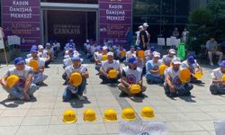 Alacaklarının ödenmediğini iddiasıyla bir araya gelen Doruk Madencilik çalışanları, Çankaya Belediyesi önünde eylem yaptı