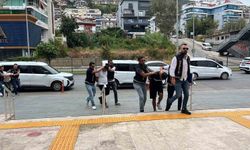Alanya'da döviz bürosundan 400 bin liralık soygunun 3 şüphelisi adliyeye sevk edildi