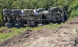 Alaplı'da şarampole uçan beton mikserinin sürücüsü yaralandı
