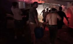 Alevleri söndürmek için kovalarla su taşıdılar