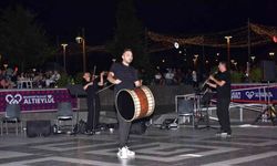 Altıeylül'de müzik dolu gecede Trio sahne aldı