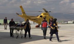 Ambulans helikopter traktör altında kalan genç için havalandı