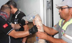 Antalya'da son kullanma tarihi bulunmayan ve süresi geçmiş 152 kilo et ile 20 bidon turşuya el konuldu