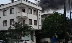 Arnavutköy'de 5 katlı binanın çatısı alev alev yandı