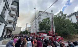 Avcılar'da bitişik 2 binada korkutan çatı yangını
