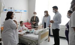 Aydın'da tedavi gören minik hastalara moral oldular