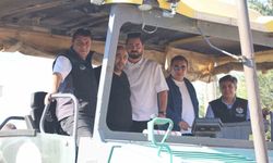 Başkan Durgut asfalt makinesinin başına geçti, ilk serimi başlattı