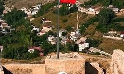 Bayburt Kalesi'nde Türk Bayrağı yenilendi