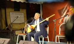 Bayburt'ta aşıklar 'Zafer Bayramı' anısına türküler söyledi